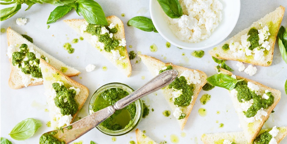 https://hochland3.dsdev.ro/wp-content/uploads/2021/03/Dip-pesto-3.jpg